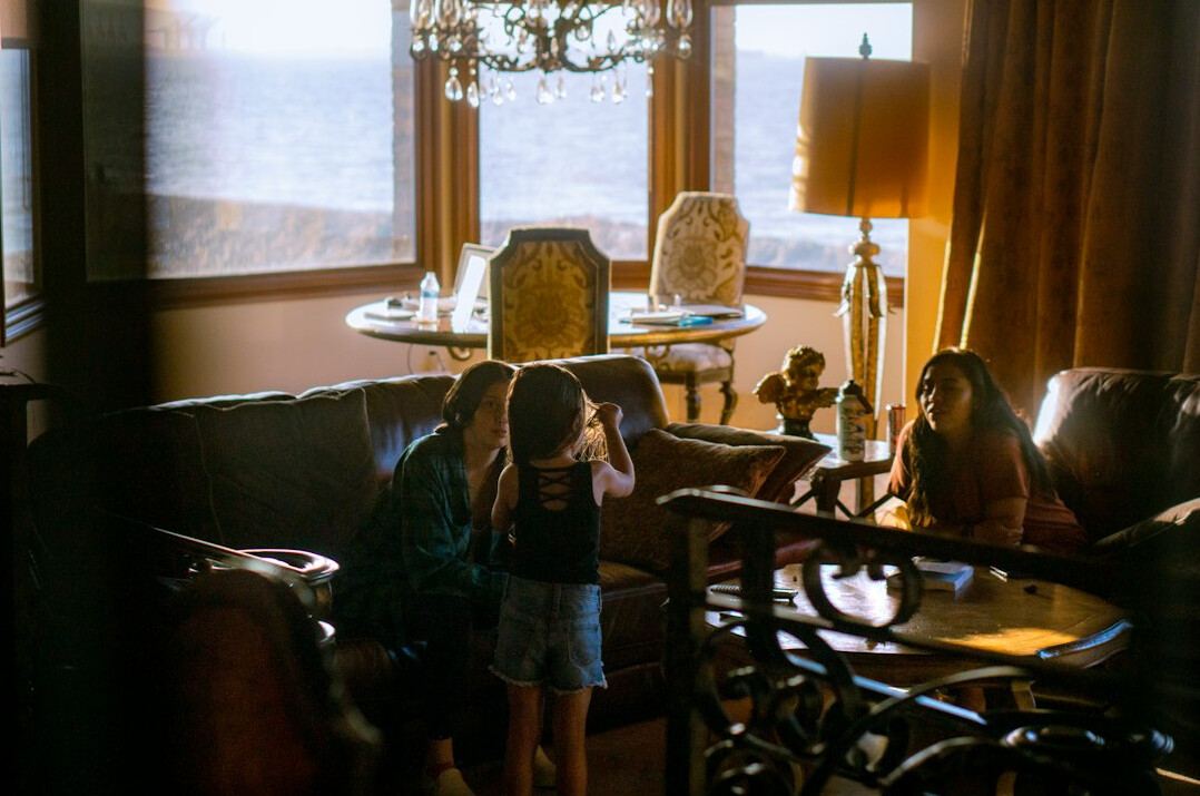 children watching old tv