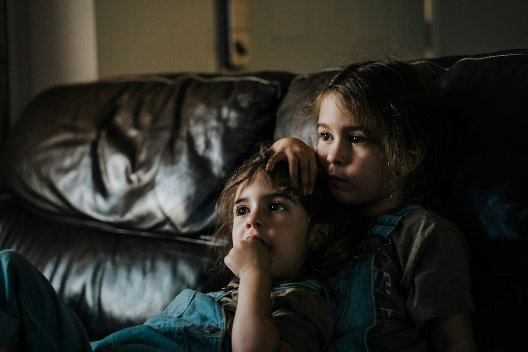 children watching old tv